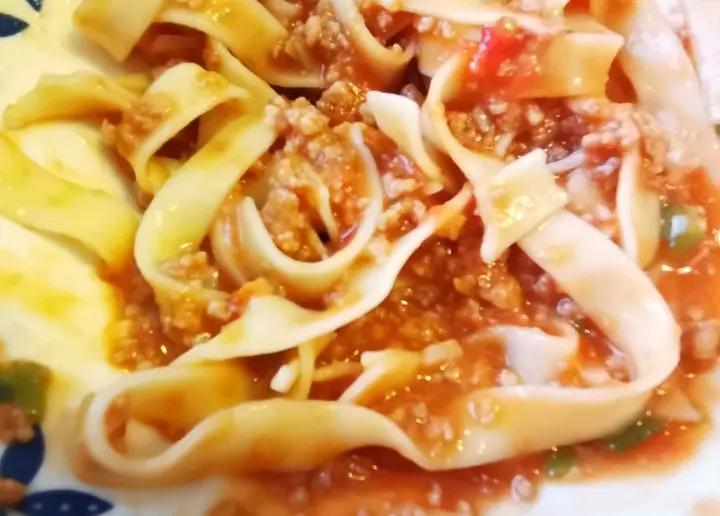 一碗根本不够的番茄肉酱面