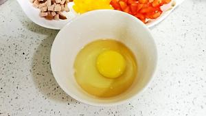 简单好做的彩椒香肠蛋炒饭的做法 步骤3