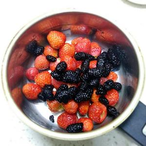 草莓桑葚果酱～超好吃的做法 步骤2