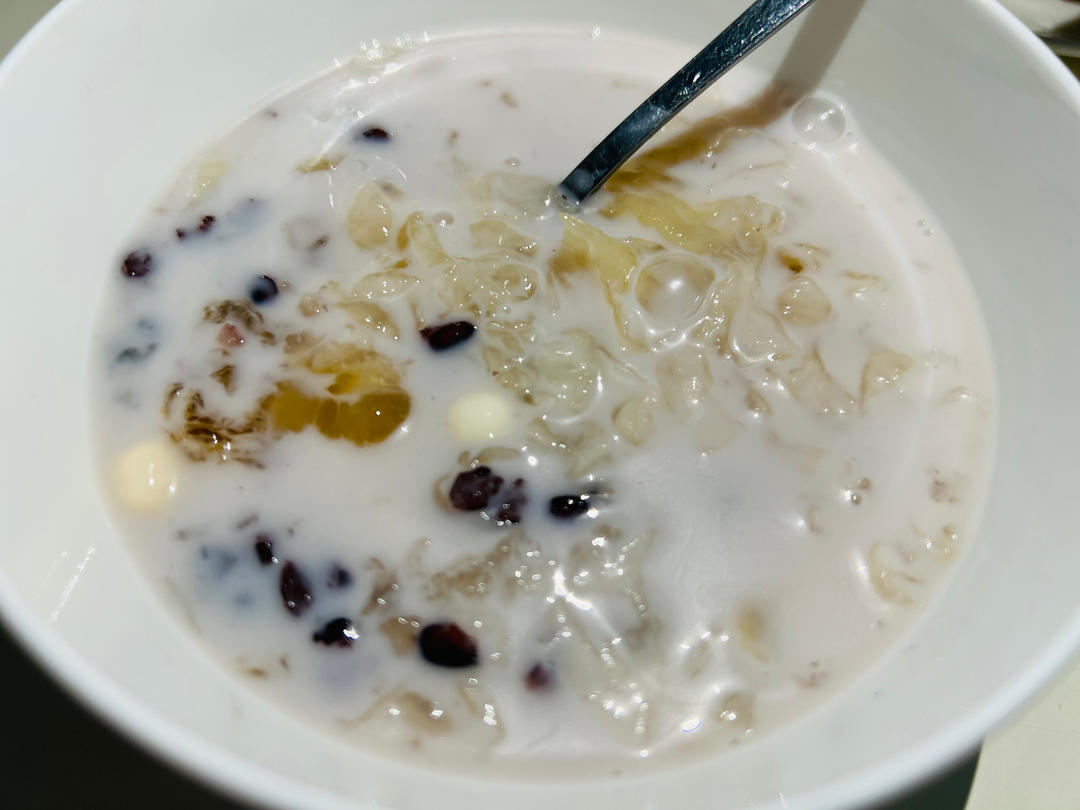 椰浆黑米桃胶银耳羹