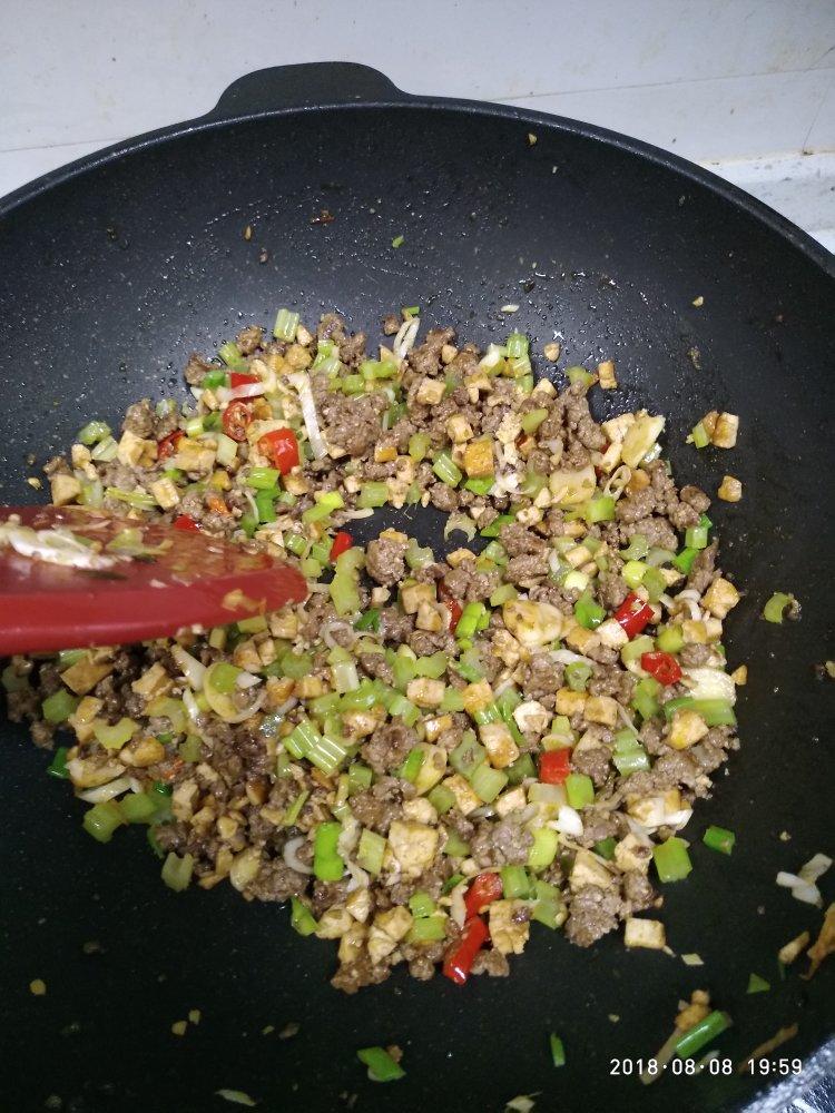 厨师长教你：“芹菜炒肉末”的家常做法，味道很赞，非常下饭