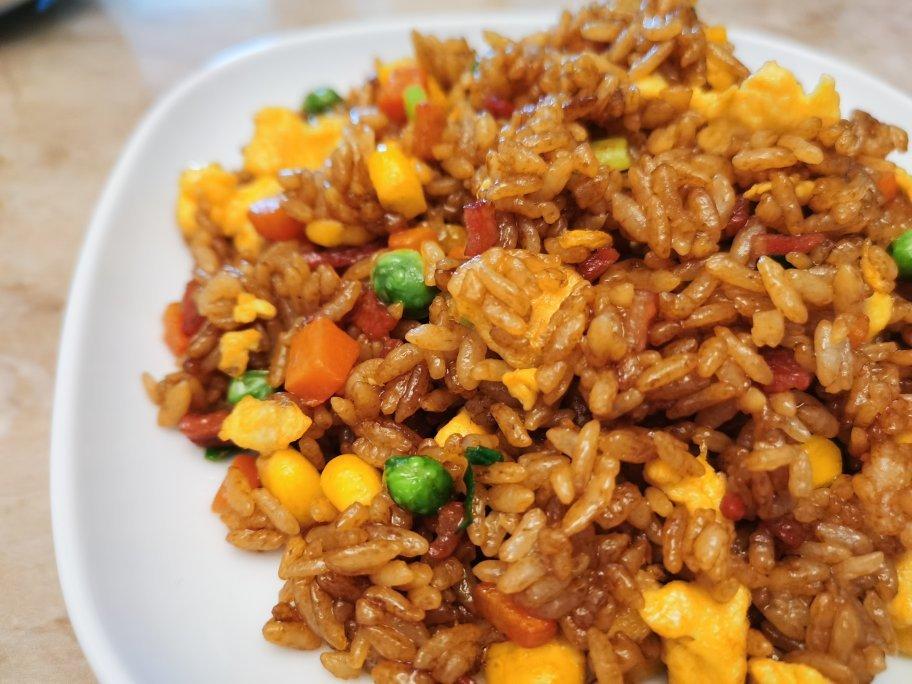 【鲜虾酱油炒饭】