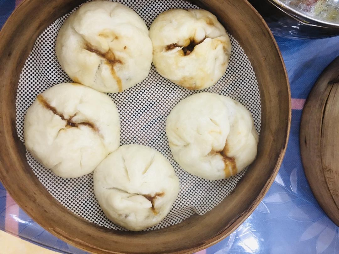 云朵般松软爆浆蜜汁叉烧包
