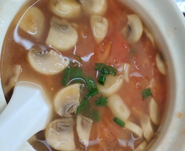 【第三十二道家常菜】鲜掉牙的口菇番茄汤的做法