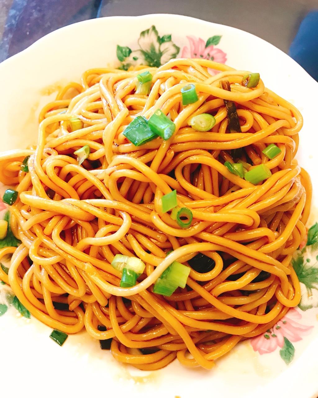 肥兎兎做的葱油拌面