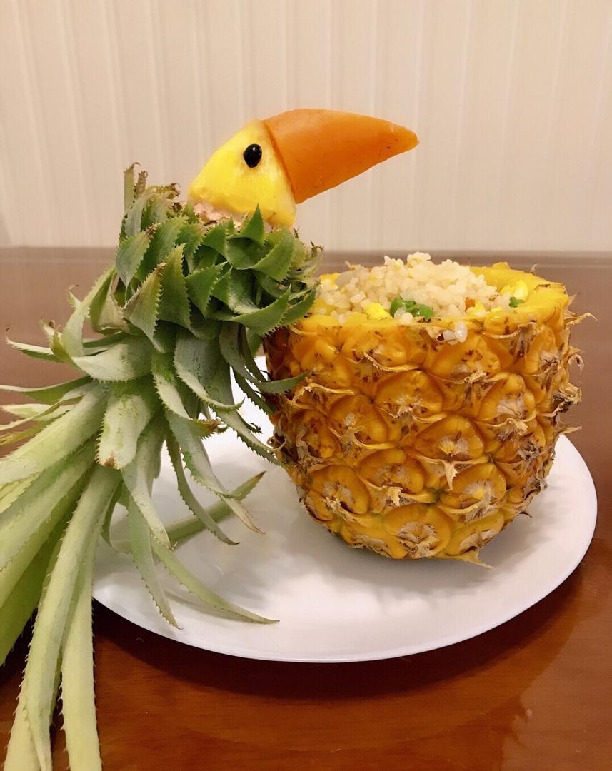 鹦鹉鸟造型五彩菠萝炒饭