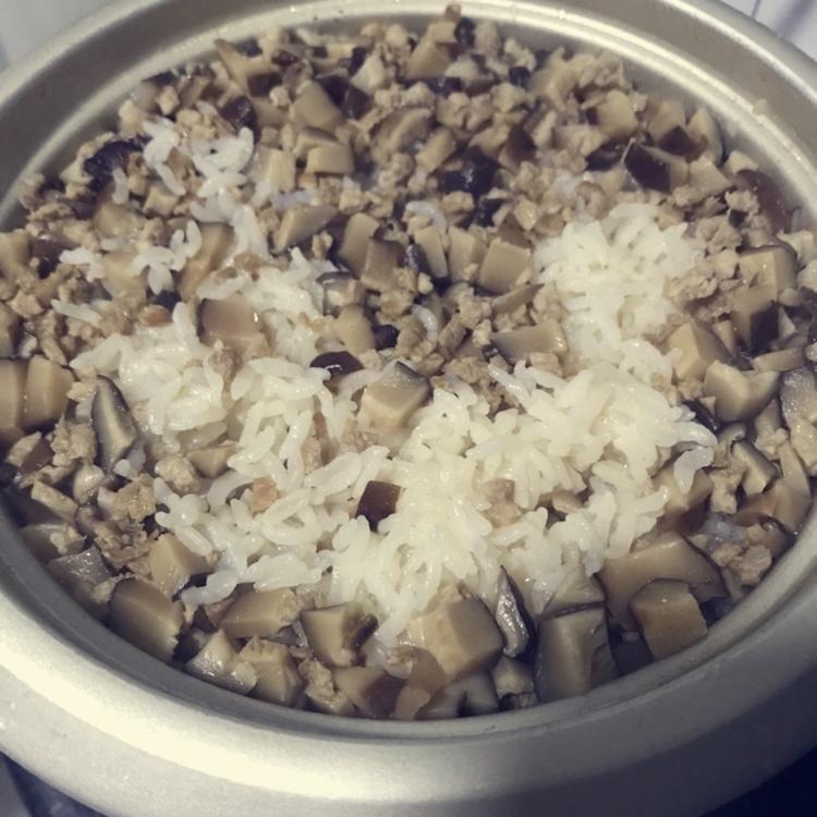 电饭锅版香菇腊肠饭