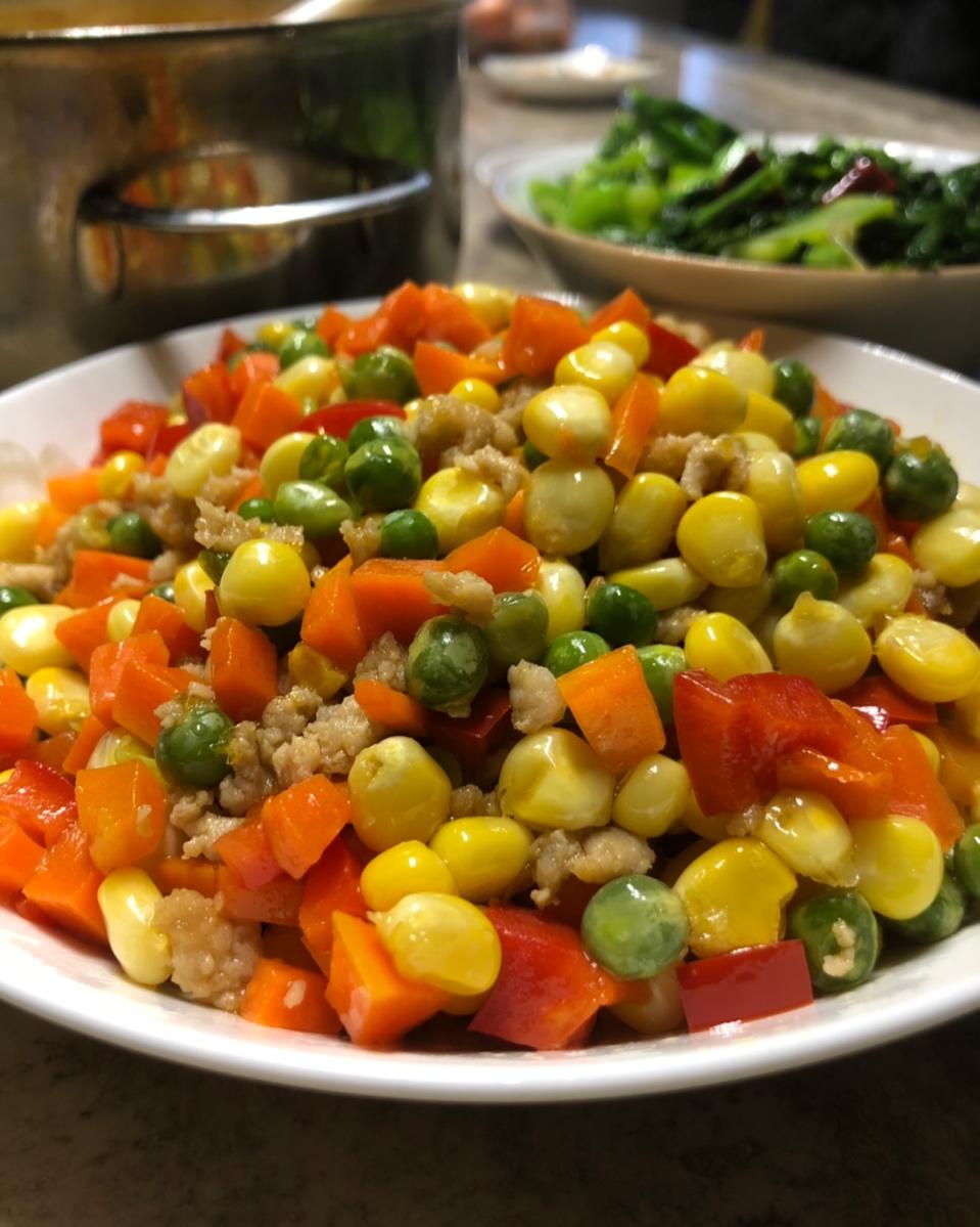 炒四丁（肉丁、豌豆、胡萝卜丁、玉米粒）