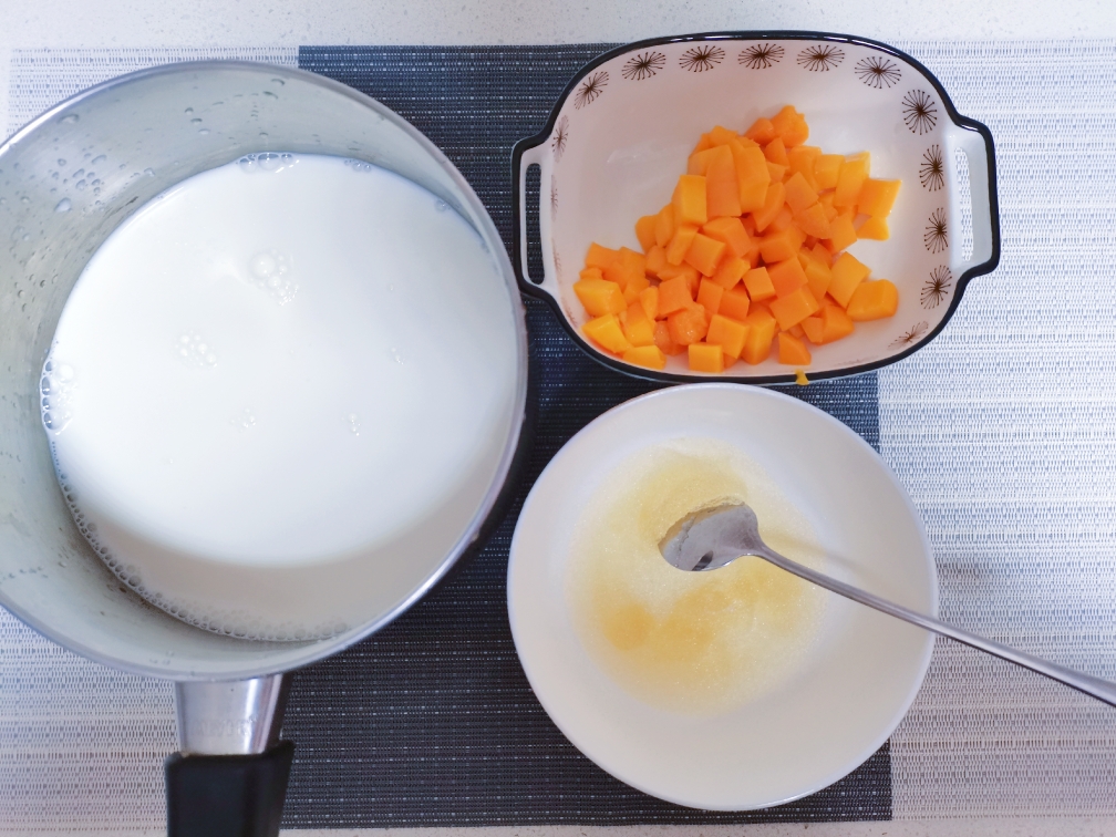 牛奶芒果布丁的做法 步骤1