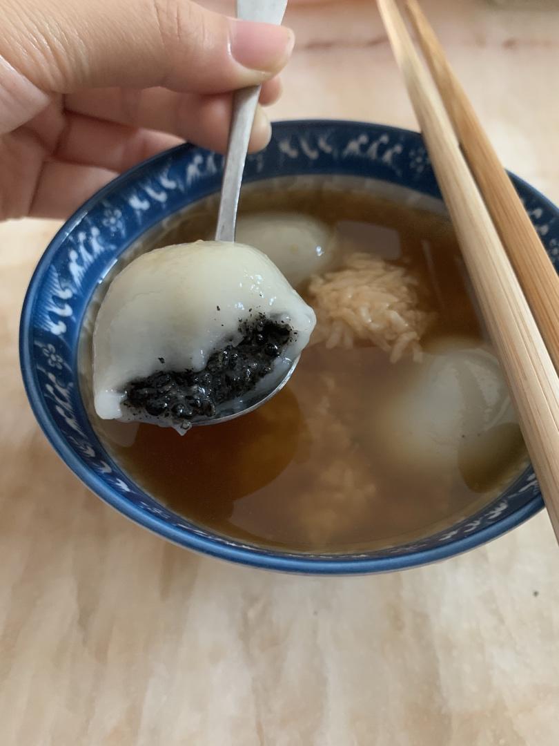 花生黑芝麻汤圆