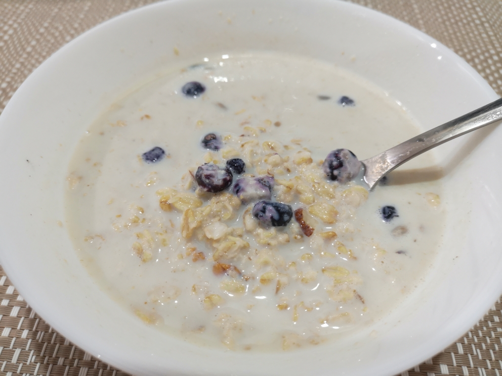 减脂早餐燕麦牛奶—不用煮 快速搞定的做法