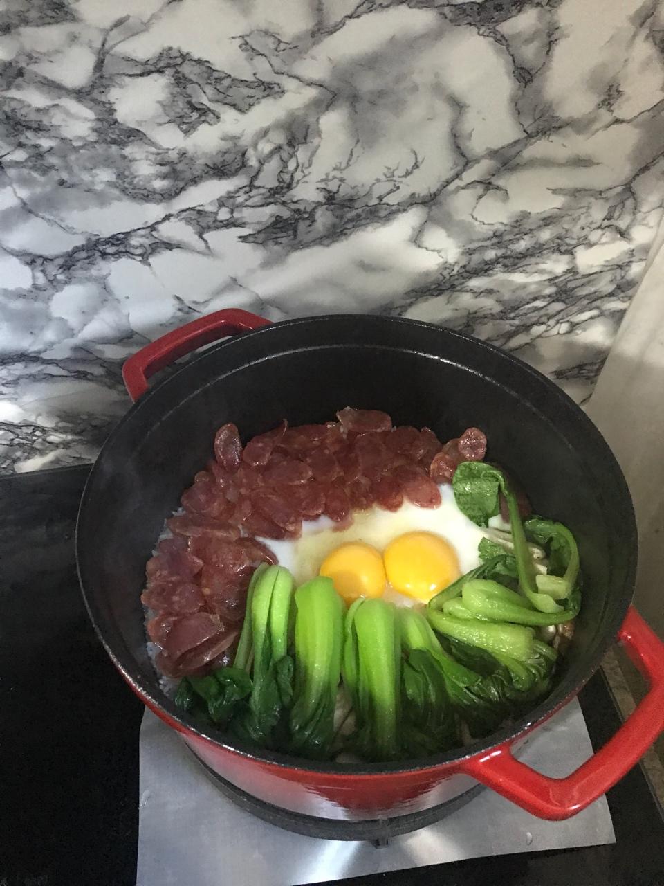 铸铁锅腊肠煲仔饭