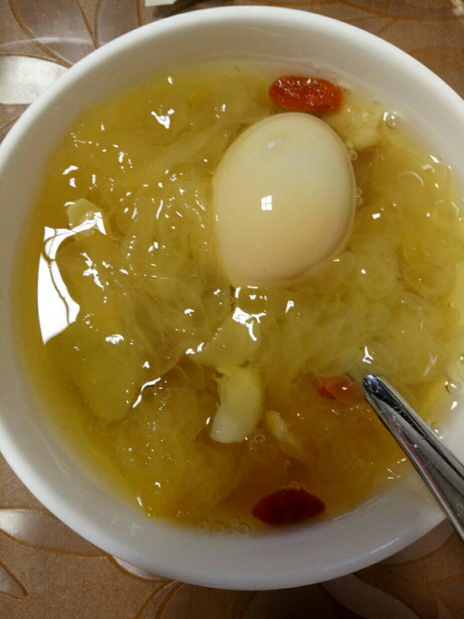 连子白合银耳羹