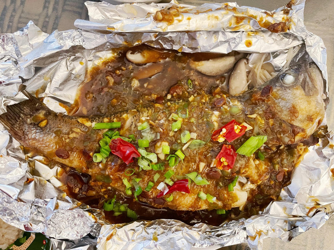 比蒸着吃更过瘾的【锡纸包烤鲈鱼】