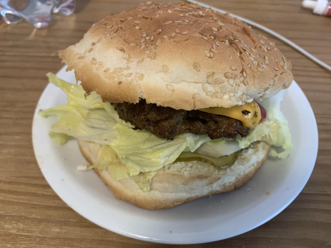 喵咪喵咪喵咪咔做的正宗的麦当劳双吉牛肉汉堡