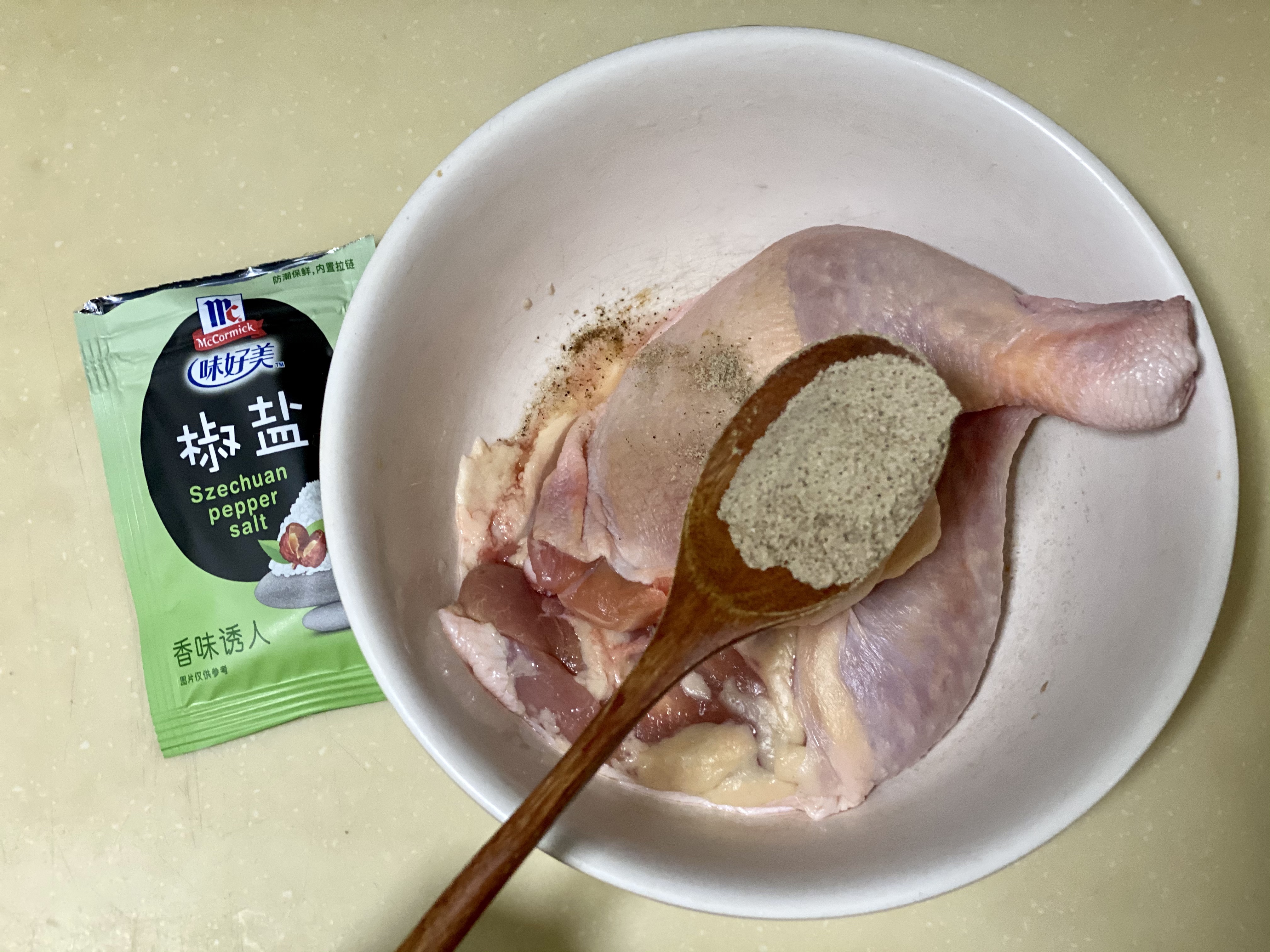 家常｜椒盐煎鸡腿的做法 步骤1