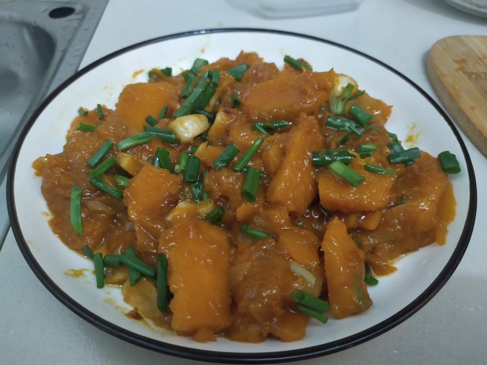 炒南瓜，两块钱吃一顿。软绵绵，滑溜溜的很下饭！最近肉太贵买不起啊