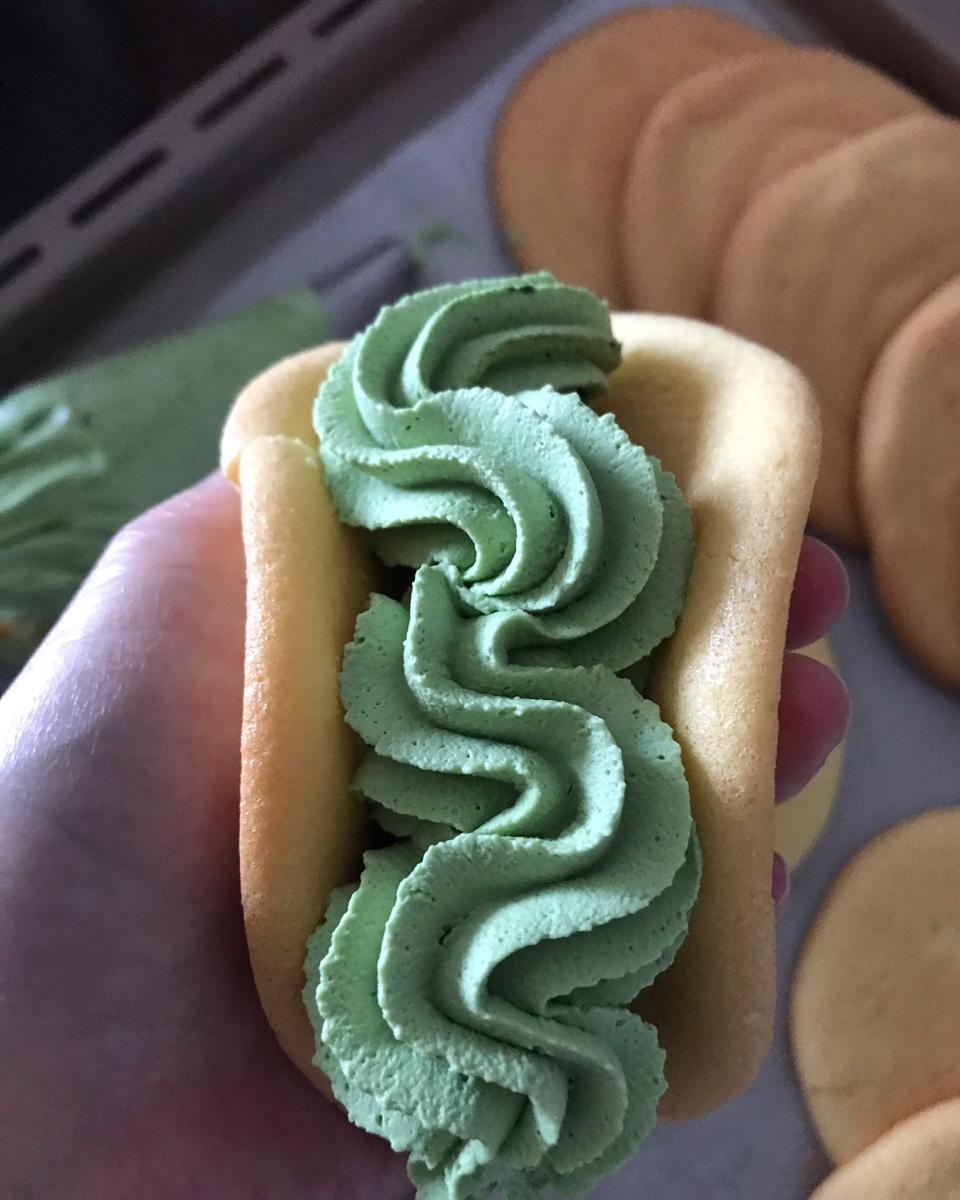 草莓抱抱卷