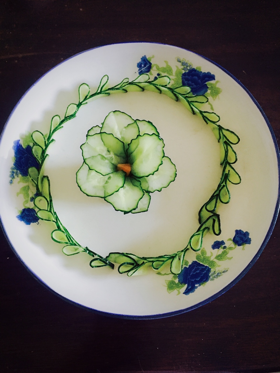 简单美丽的盘饰（3）——雕刻花的围边与叶子