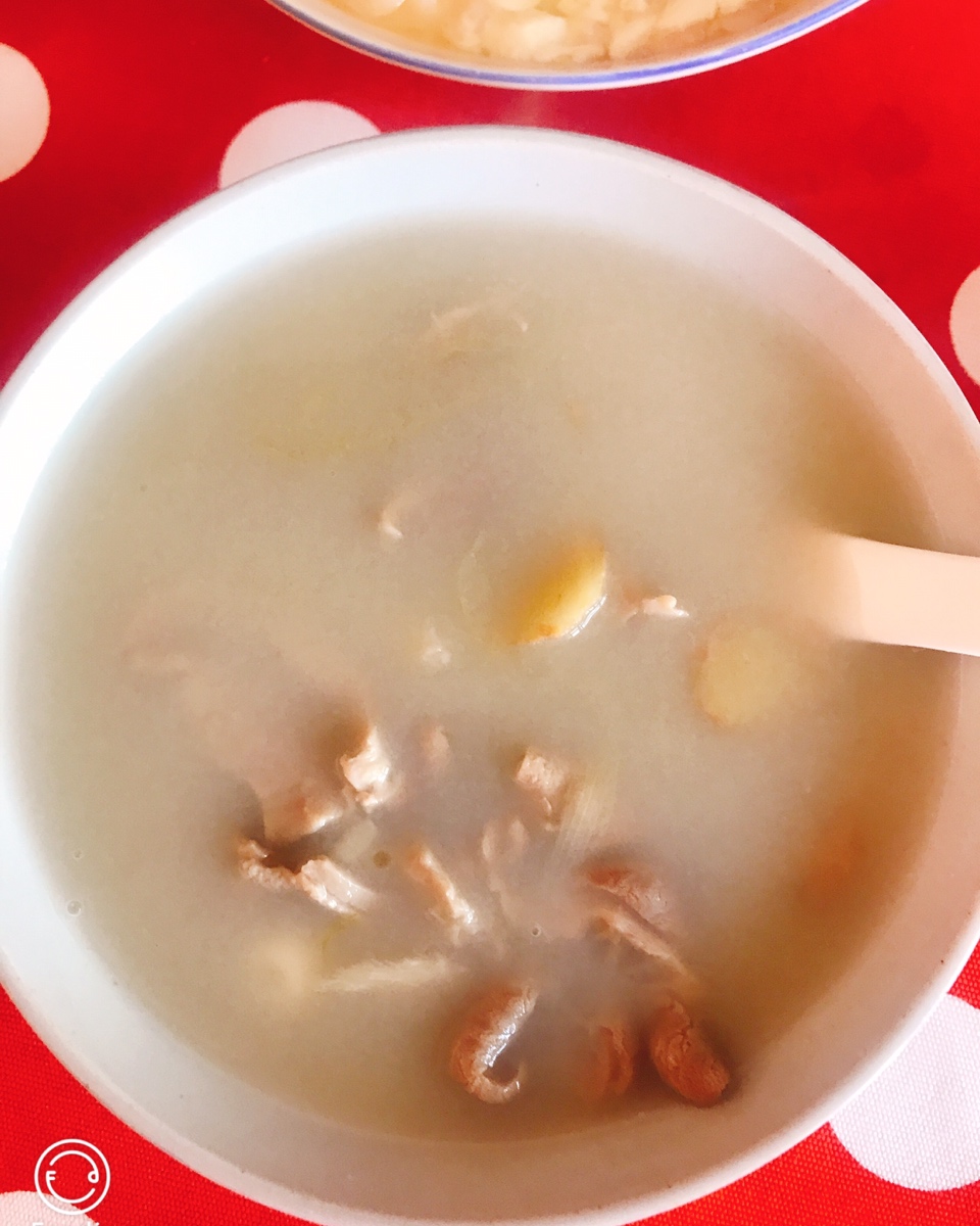 滋补养胃猪肚汤。                     这会是你吃过最好吃的做法！