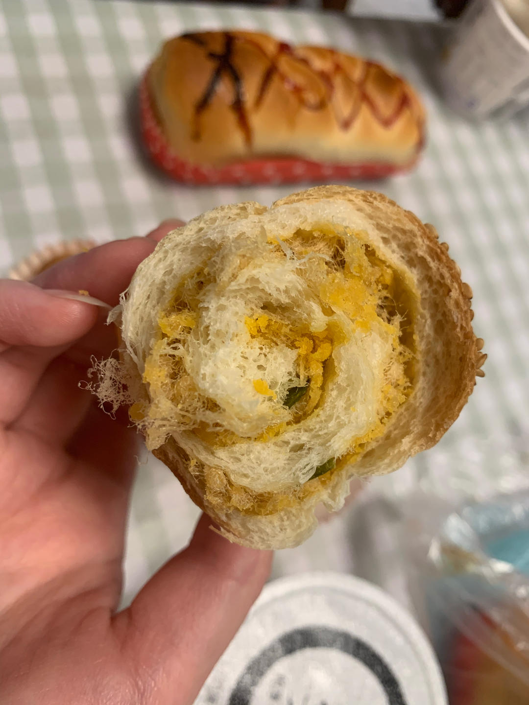 咸蛋黄肉松/香葱肉松软面包（两种口味）