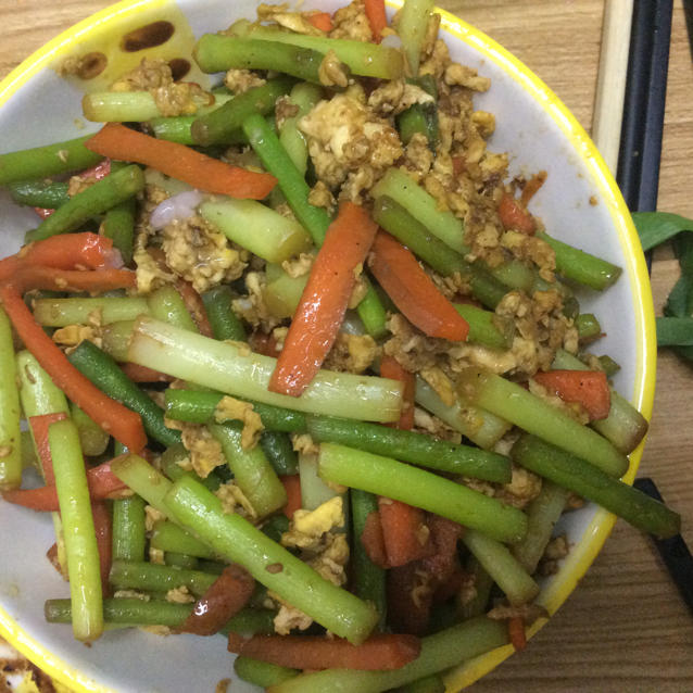 鸡蛋火腿炒蒜苔