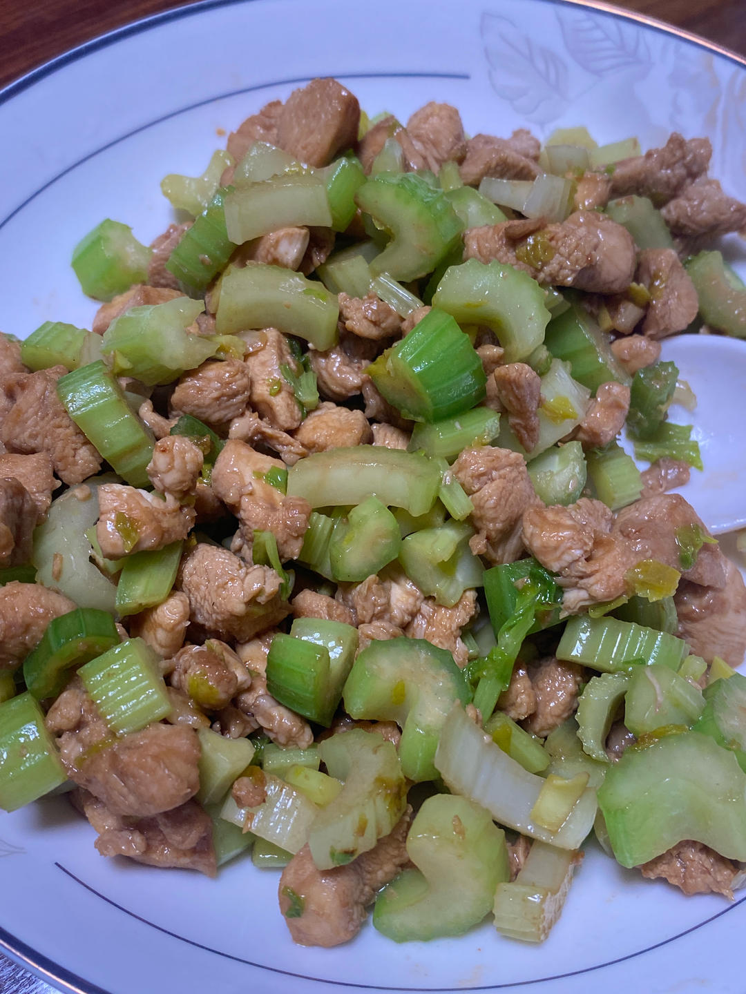 芹菜炒鸡胸肉！鸡肉滑嫩！好吃下饭！上班族的快速菜谱