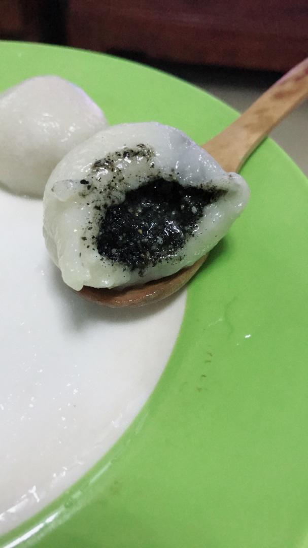 花生黑芝麻汤圆