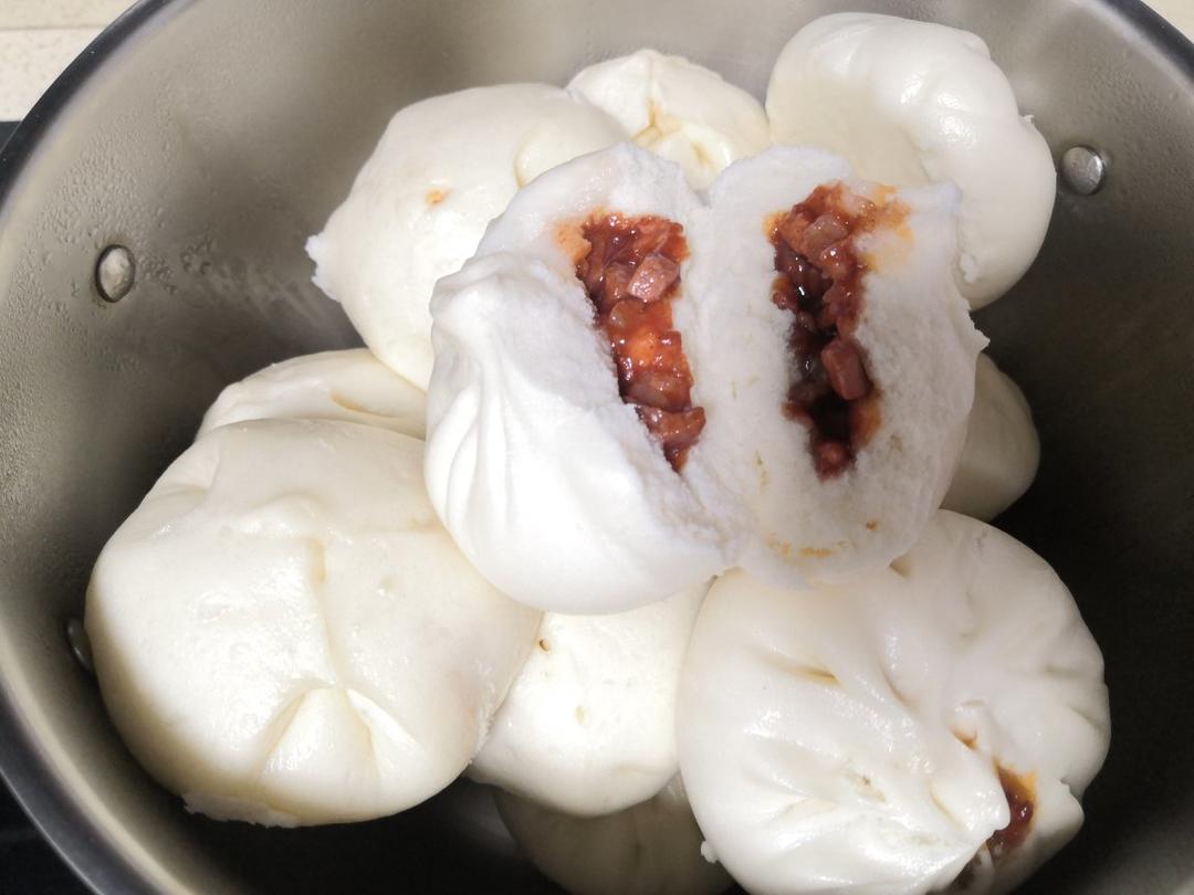 云朵般松软爆浆蜜汁叉烧包