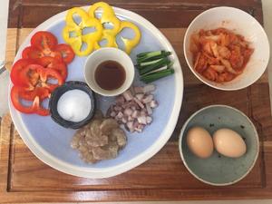 韩式海鲜泡菜葱饼的做法 步骤2