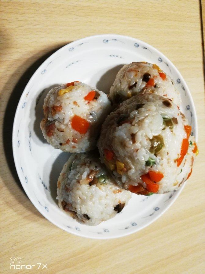 小盆友超爱的肉松饭团子