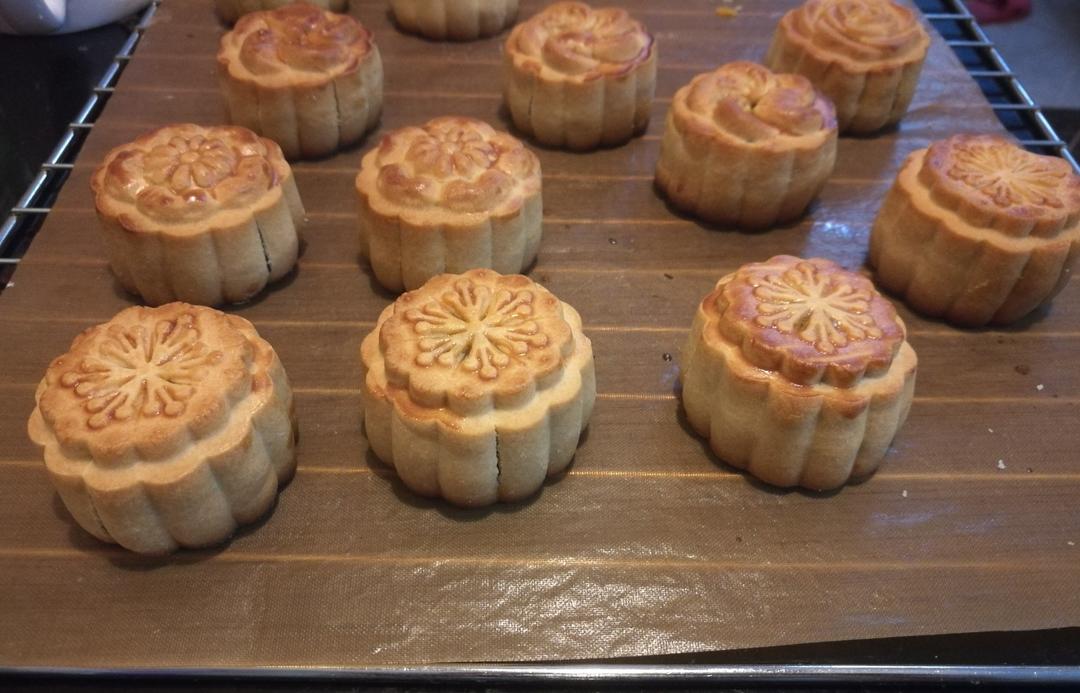 广式月饼—蛋黄莲蓉月饼
