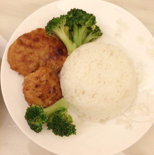 日式肉饼土豆沙拉便当