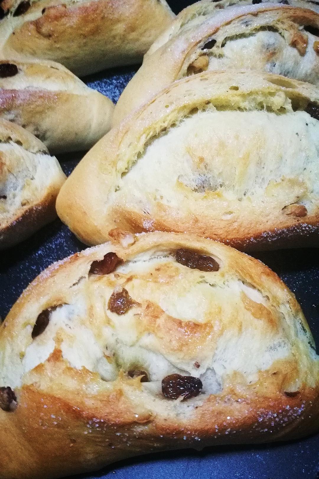 葡萄软欧（仿原麦山丘）Milk flavored bread filled with raisins and butter