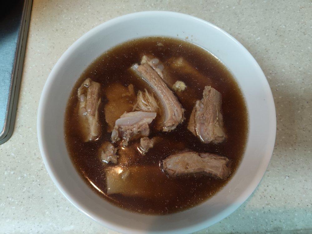 〈肉骨茶〉，只有排骨版。欣小厨 😉