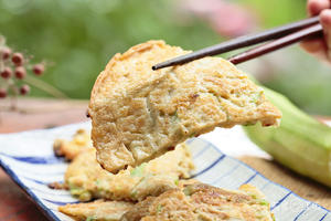 丝瓜烙饼&流沙海鲜菇-创意丝瓜吃法的做法 步骤5