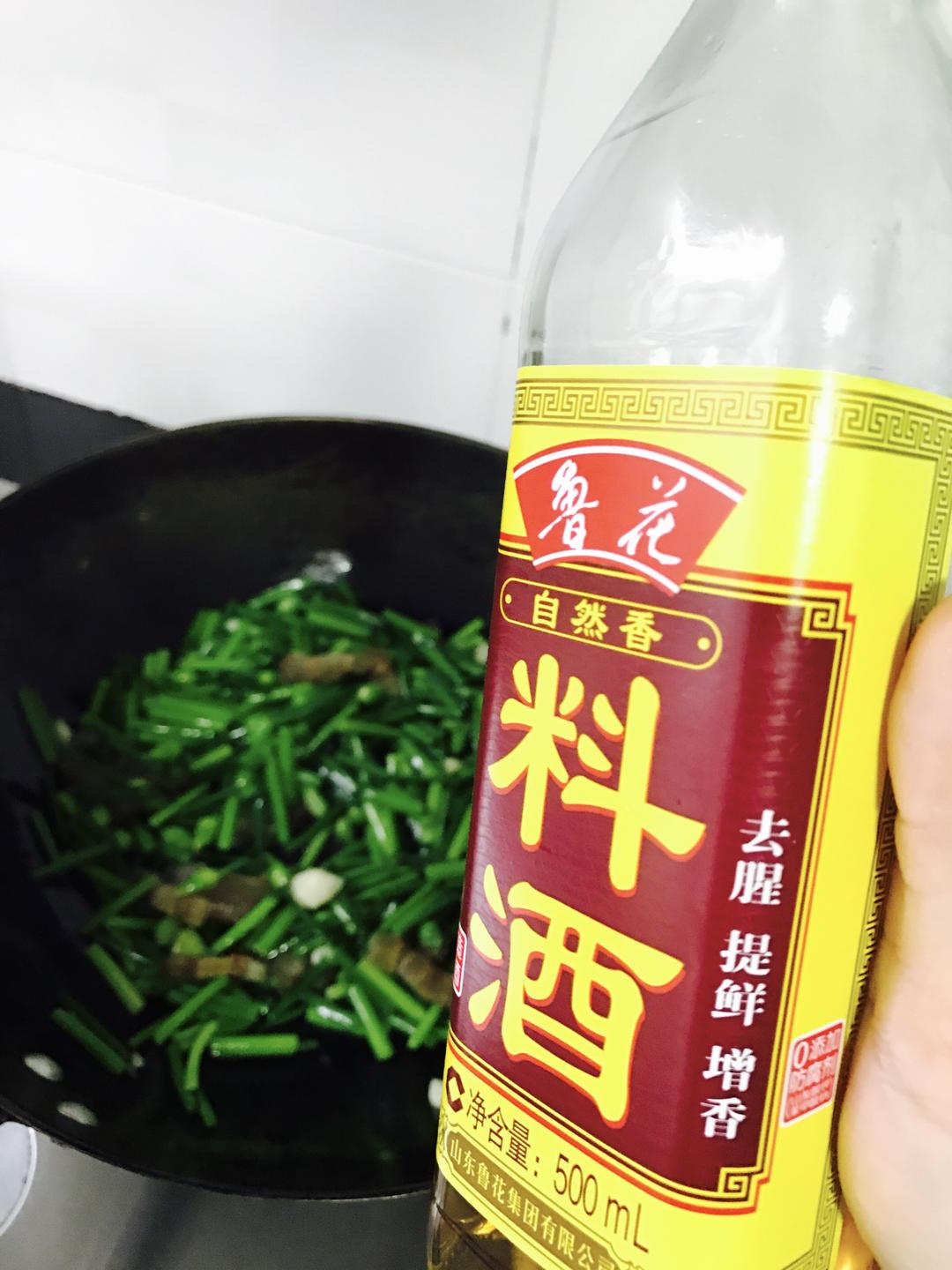 韭菜花炒腊肉的做法 步骤7