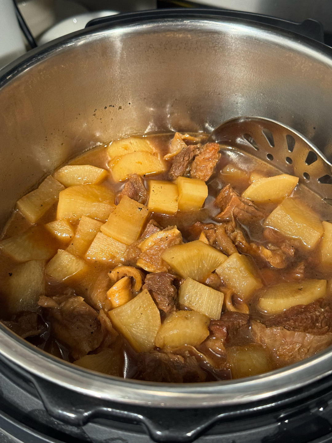 入口即化的广式萝卜牛腩煲