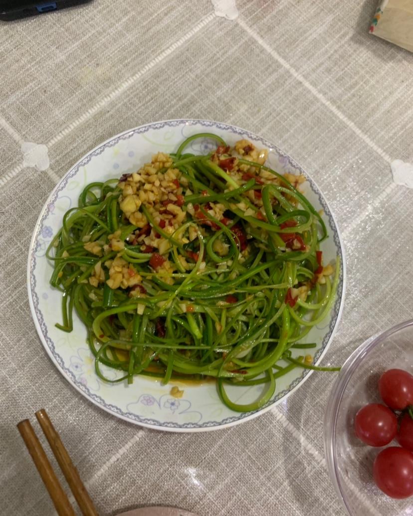 凉拌蒜苗丝