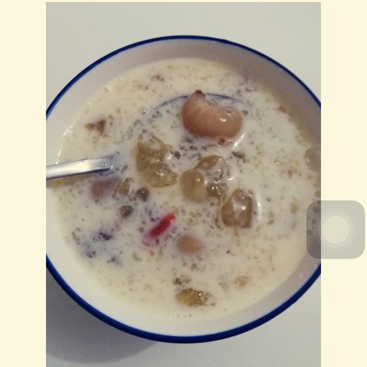 美容润肤 益气补血《桃胶皂角米百合银耳红枣羹》