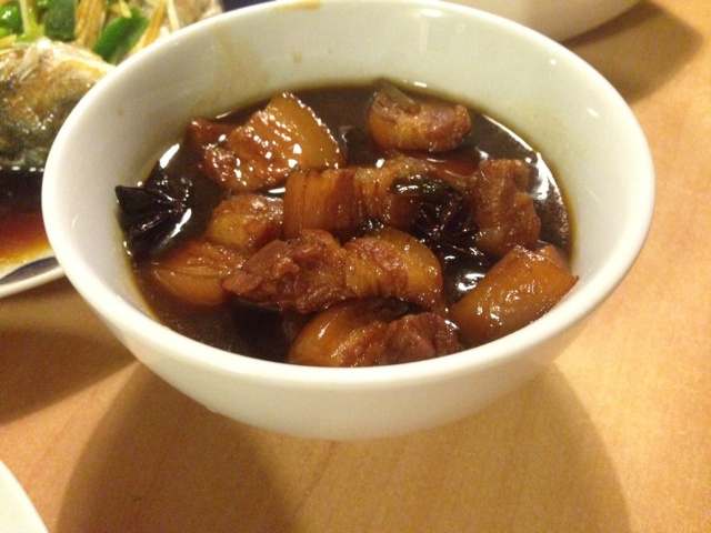 吃着碗里望着锅里的红烧肉