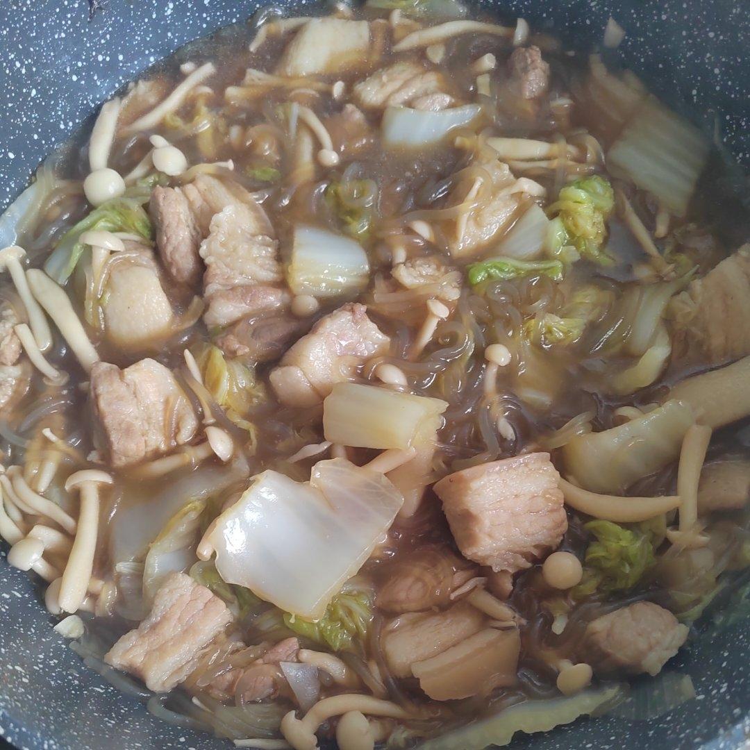 冬天的暖暖锅（白菜蘑菇猪肉炖粉条）