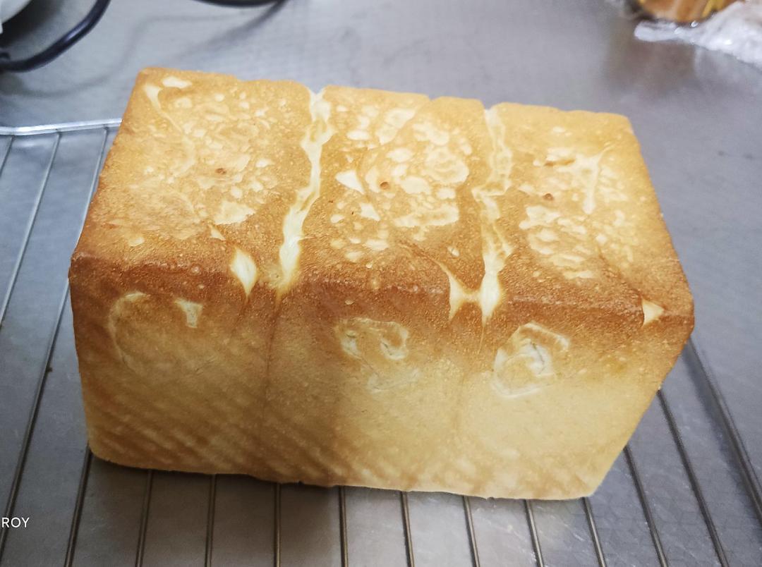 做一次就成功的牛奶吐司面包（手和面揉出手套膜）最后附全麦吐司