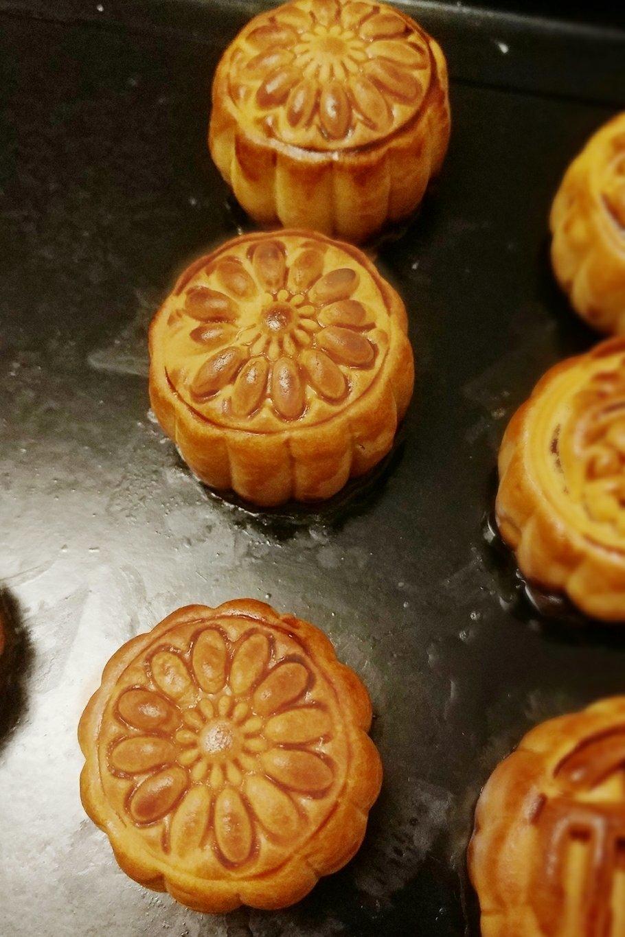 广式月饼—蛋黄莲蓉月饼