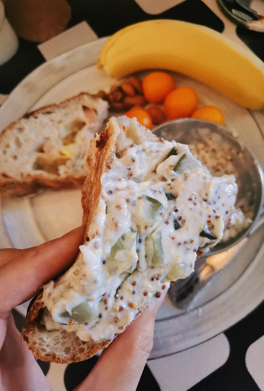 酸黄瓜芥末籽金枪鱼酸奶酱