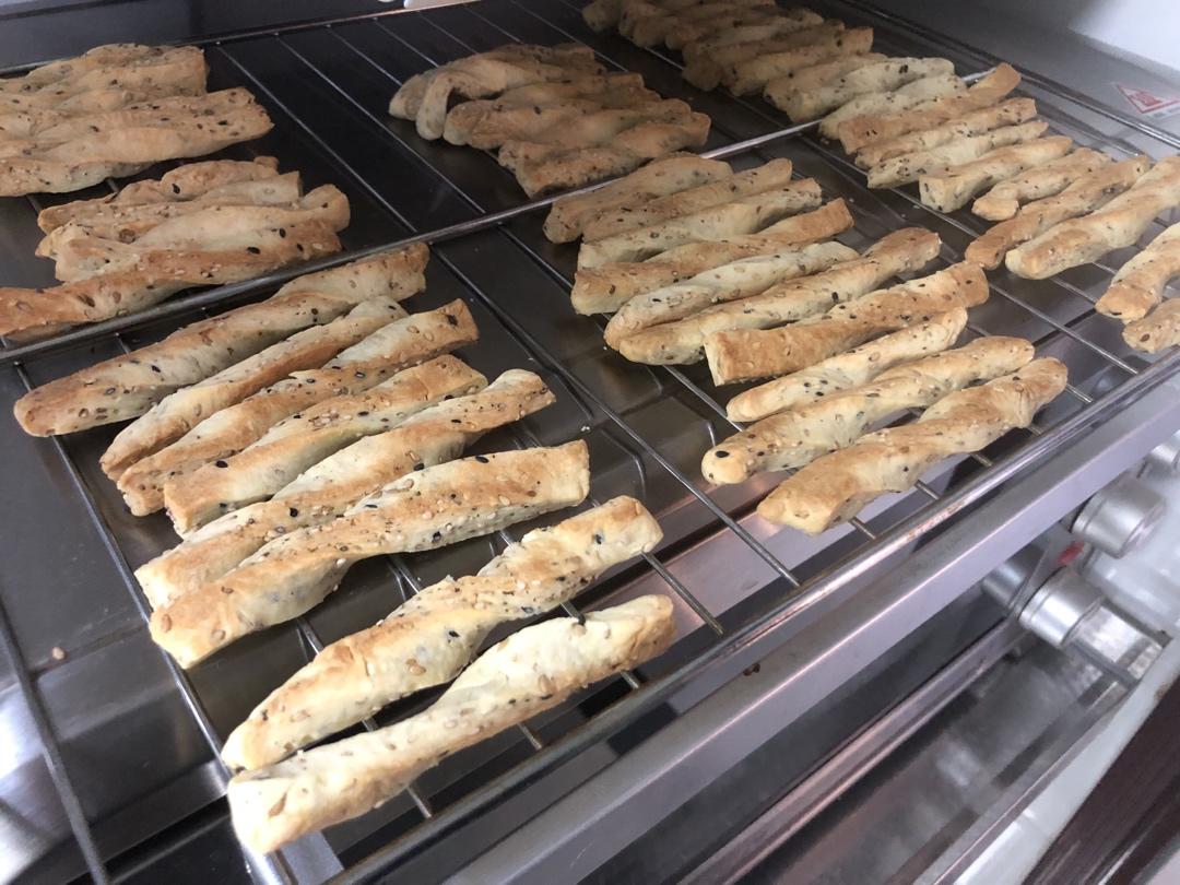 椒盐芝麻咸饼干棒