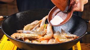 椒盐油焖大虾的做法 步骤6