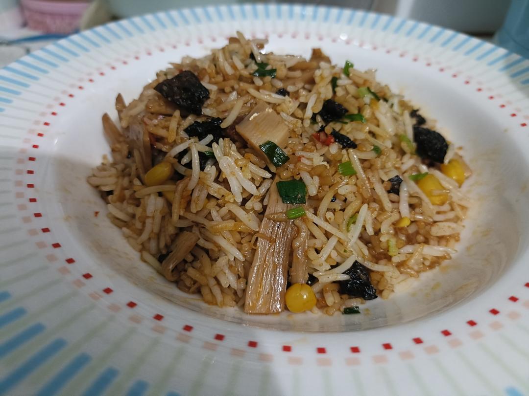 羊肝菌笋片玉米粒炒饭