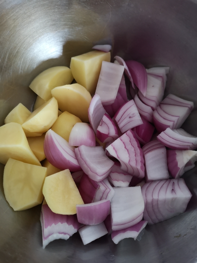 黄金土豆烧洋葱（配料简单的不能再简单了）的做法 步骤1
