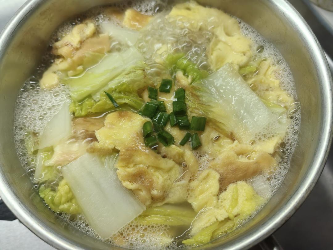 奶白色的白菜鸡蛋汤